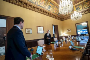 El consejero de Presidencia, Elías Bendodo, en una reunión con el presidente andaluz, Juanma Moreno.
