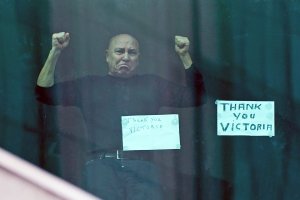 Un hombre hace gestos antes de dejar el hotel de Australia donde ha pasado la cuarentena.