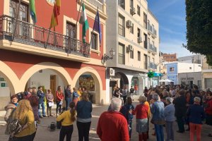 El alcalde del municipio dirigiéndose a los vecinos.