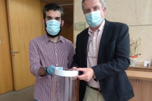 El delegado de Salud, Juan de la Cruz Belmonte ha recibido esta mañana la donación de 150 pantallas de protección para residencias.