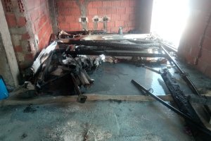 Interior de la construcción incendiada.