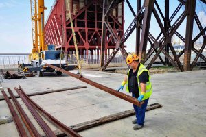 Actualmente los trabajos se centran en la parte superior del carguero.