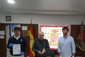 Donación de 100 botes de desinfectante a la Guardia Civil.