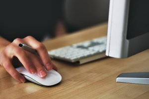 La iniciativa permitirá a los universitarios con menos recursos poder acabar el curso en modalidad no presencial.