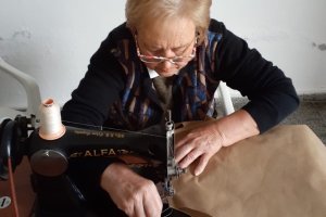 Confección de las primeras batas impermeables.