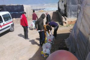 Reparto de alimentos y material de higiene de Cruz Roja en un asentamiento