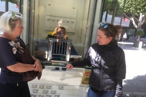 Vendedor de cupones  en su puesto del Paseo, un día antes de decretarse el Estado de Alarma, cuando aún  se acercaban los clientes a comprar ilusión.