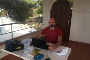 Tato Alcázar trabajando desde casa con la plantilla.