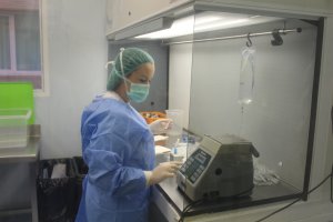 Trabajo de preparación en el área de Farmacia.