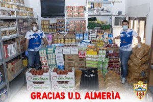El Almería también reparte productos de primera necesidad en Carboneras.