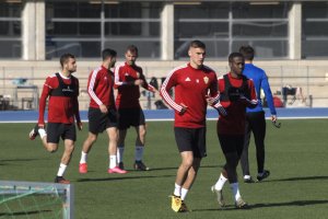 El Almeria está pendiente de doce integrantes de la plantilla.