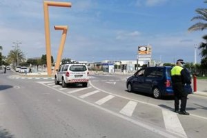 Policía Local desempeñando su labor en el municipio.