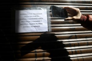 Cartel que anuncia el cierre de un establecimiento.