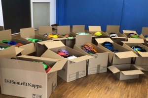 Cajas donadas para la entrega de material.