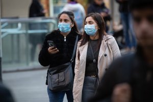 Dos mujeres con mascarillas antes de que se decretase el estado de alarma.