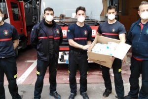 Los Bomberos recibieron las mascarillas del Almería.