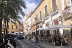 Terrazas y veladores en la calle Jovellanos de Almería.