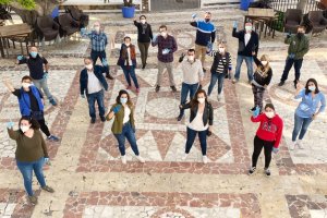 Imagen de la Corporación Municipal de Mojácar con materiales de protección.