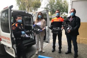 Agentes de Protección Civil reparten el material.