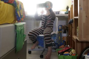 Un niño jugando a videojuegos durante el confinamiento.