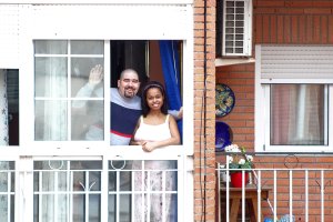 Carlos y Leidi anuncian a sus vecinos que próximamente nacerá su hija Leire.