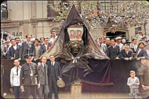 Homenaje del Ayuntamiento de Almeria a los mártires Galán y García Hernández en el Paseo en 1935, en una imagen coloreada de Fernández Mateos.