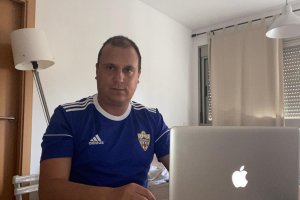 Alberto Lasarte trabajando en casa durante el confinamiento.