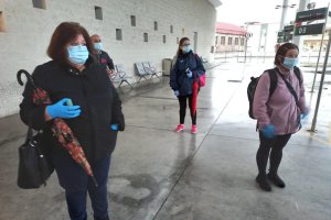 Un grupo de ciudadanos espera la llegada de un autobús en la Estación Intermodal de Almería.