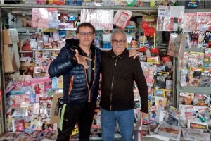 Alberto Santos junto a su amigo Juan Ortega, ‘el vasco’, delante del quiosco que regentaba en el Paseo.