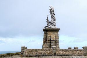 \"Es duro ser náufrago en una isla a la que ningún barco puede acercarse\".