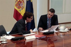 El presidente Pedro Sánchez junto al ministro de Sanidad, Salvador Illa.