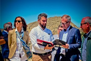 Los responsables de Monumenta, Lola Miralles y Gerardo Úbeda, junto al exministro de Cultura, José Guirao.