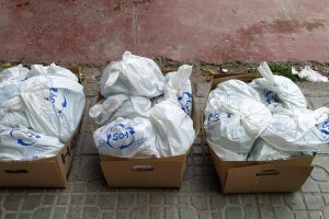 La asociación también colabora entregando alimentos a familias con pocos recursos.