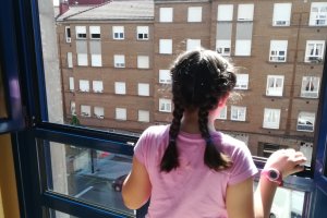 Una niña en confinamiento durante la crisis del coronavirus.
