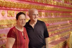 Juan Oliver (derecha) durante su estancia -ahora obligada- en Laos.