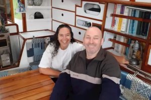 La pareja argentina que permanece confinada en su velero en Almerimar.