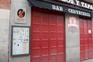 Entrada de un bar cerrado temporalmente, durante el estado de alarma decretado por el coronavirus, en Madrid, a 16 de marzo de 2020.