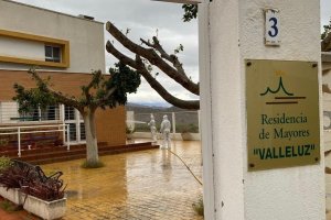 Labores de desinfección en la residencia de mayores Valleluz de Íllar por parte de la UME.