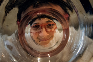 Niño jugando en una imagen de la serie Memoria de un futuro incierto.