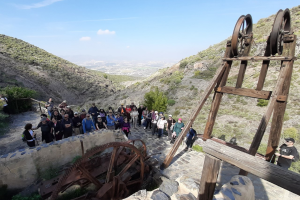 Amigos de la Alcazaba, durante una excursión a la zona, junto a la máquina de vapor.