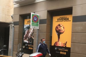 ET El extraterrestre es el icono de una campaña de publicidad inmobiliaria ofreciendo casas, en una oficina de la Plaza de la Virgen del Mar.