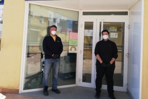 Emiliano Domene, Director de la oficina de Correos de Gádor junto a Julio Amate, empleado y precursor de la iniciativa