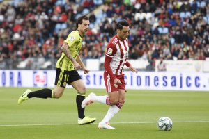 Aguza en una jugada del partido del Almería en casa ante el Zaragoza.
