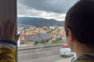 Un niño observa desde la ventana mientras se encuentra confinado.