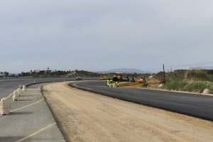 Operarios y máquinas en las obras de la carretera Vera-Garrucha este lunes, 13 de abril.