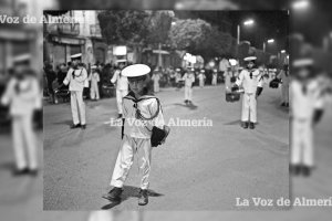 Banda de cornetas y tambores de los Flechas Navales desfilando con la hermandad de Estudiantes en 1967.