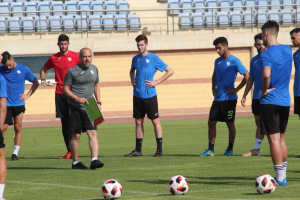David Cabello en la pretemporada dirigiendo a sus hombres.
