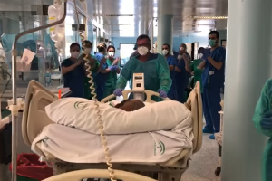 Momento de la salida del paciente de la UCI.