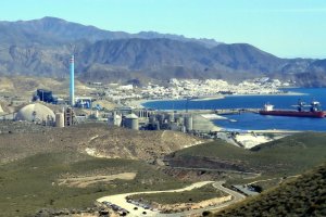 El puerto comercial está  está a 1,2 km, del pueblo, al fondo en la imagen de cabodegata.net.