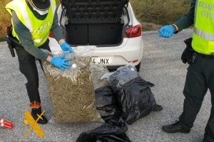 Bolsas intervenidas por la Guardia Civil durante un control.